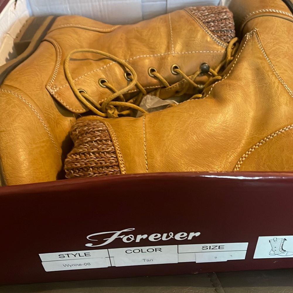 Women’s boots 🥾tan  color with zipper in the back.